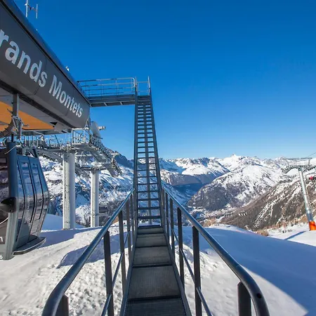 Hameau D'argentiere 3 - 2br Garden W/ Mont Blanc Views, Next To Slopes - Happy *